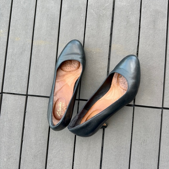 Clarks Size 5.5 Kitten Heel - Picture 2 of 8
